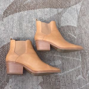 tan brown pointed toe heeled boot size 9